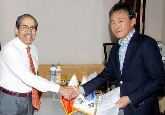 바레인에 위치한 자와드그룹 사무실에서 김정민 제로투세븐 회장(오른쪽)과 패이질 자와드그룹 회장이 프랜차이즈 계약을 체결하고 악수를 나누고 있다. 제로투세븐 제공